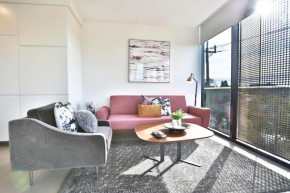 New Oakleigh Stylish 2 Bedroom APT With Beautiful View 1B